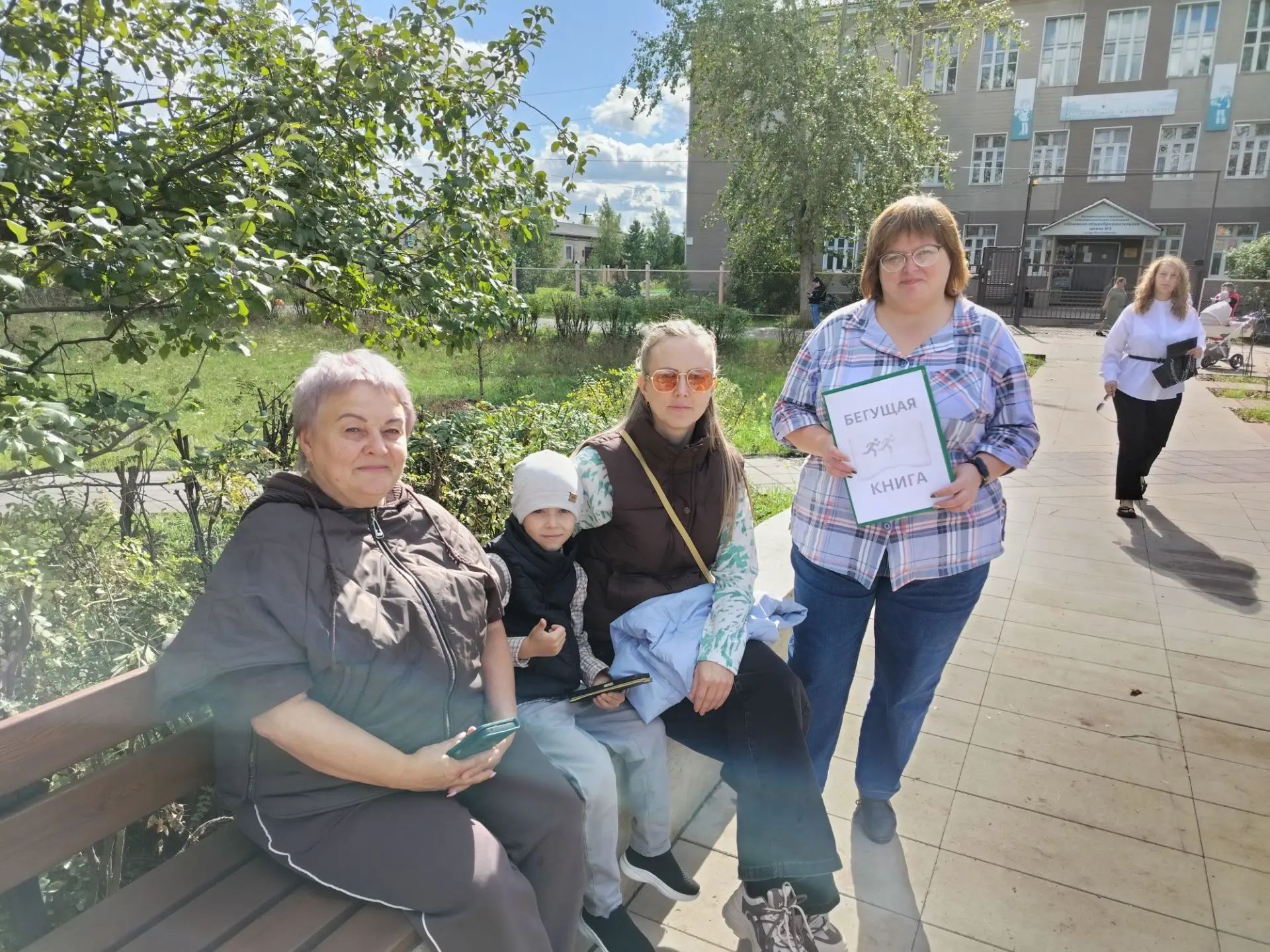 «Бегущая книга»: Новоенисейская библиотека вышла на улицы города!