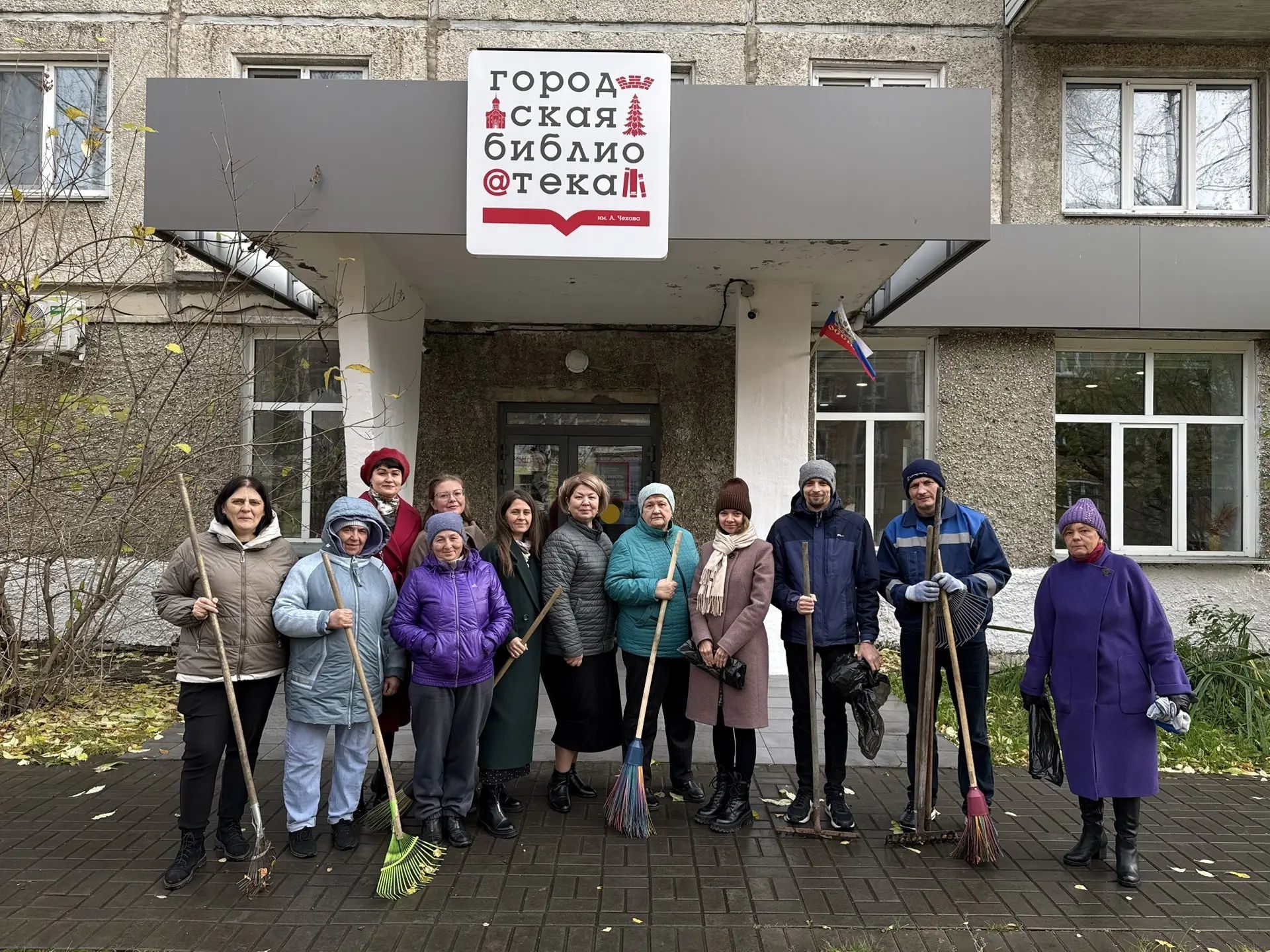Субботник всквере«Книжный»
